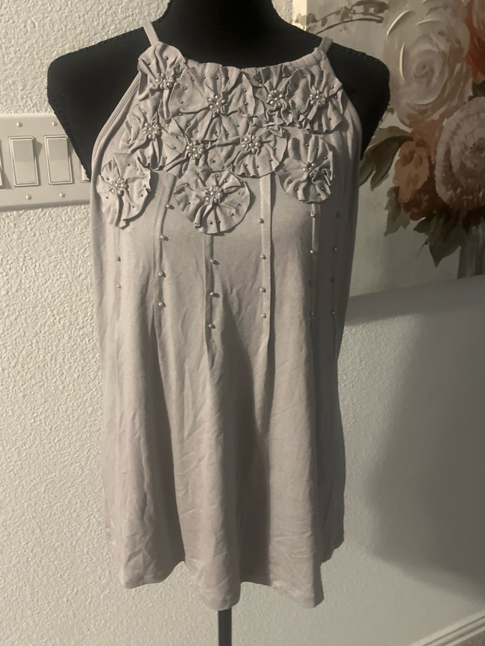 Size large Women’s Light Gray Halter Neck Floral Appliqué Top